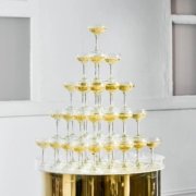 Šampano piramidė - kodėl verta rinktis ją kartu su mobilaus baro paslauga