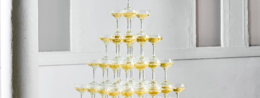 Šampano piramidė - kodėl verta rinktis ją kartu su mobilaus baro paslauga